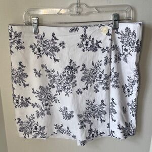 Counter parts Women's Size XL  White  Floral Skorts